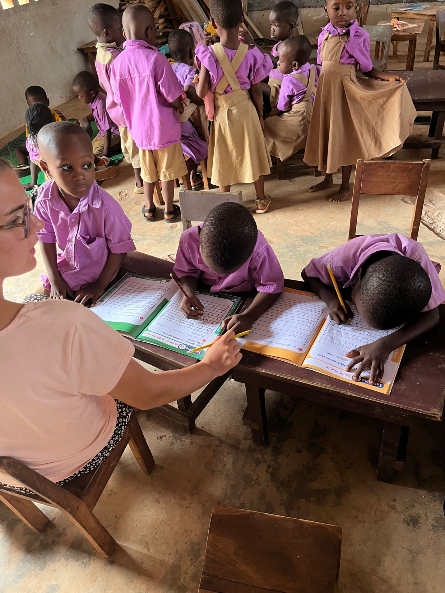 Étudiante Éducatrice de Jeunes Enfants accompagnant des enfants au Togo avec JVOSEC-Afrique